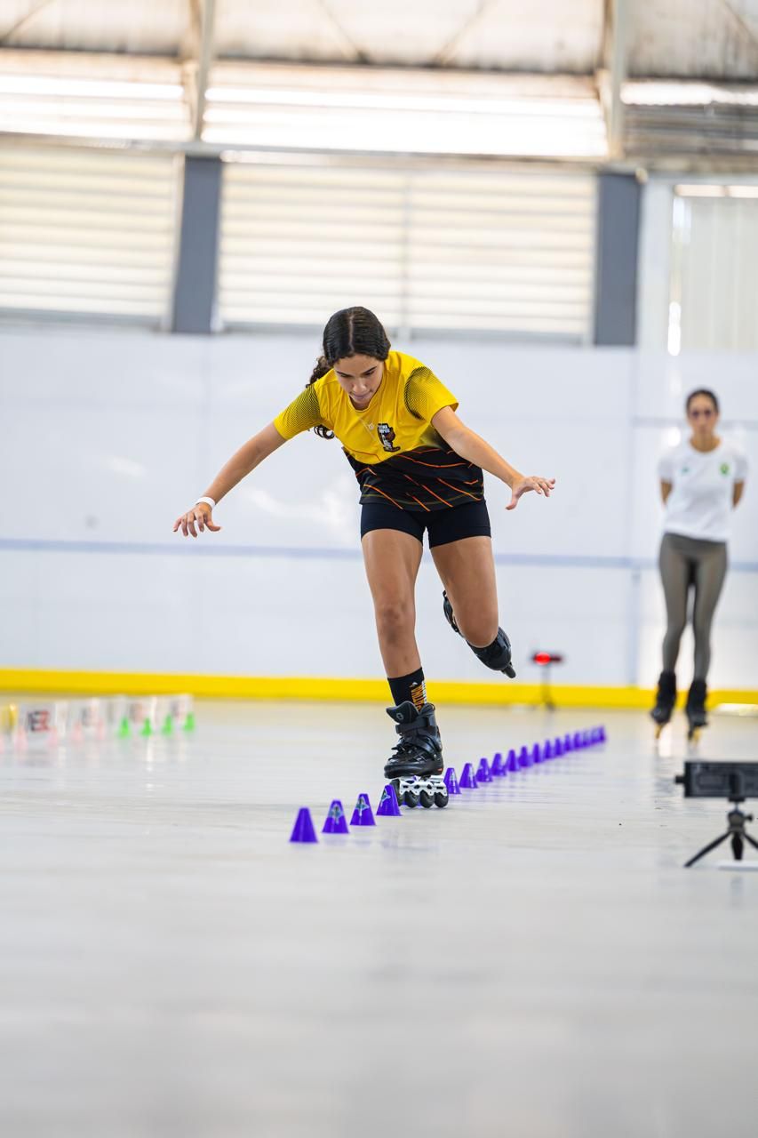 Yasmin patinando entre os cones de slalom durante um treino
