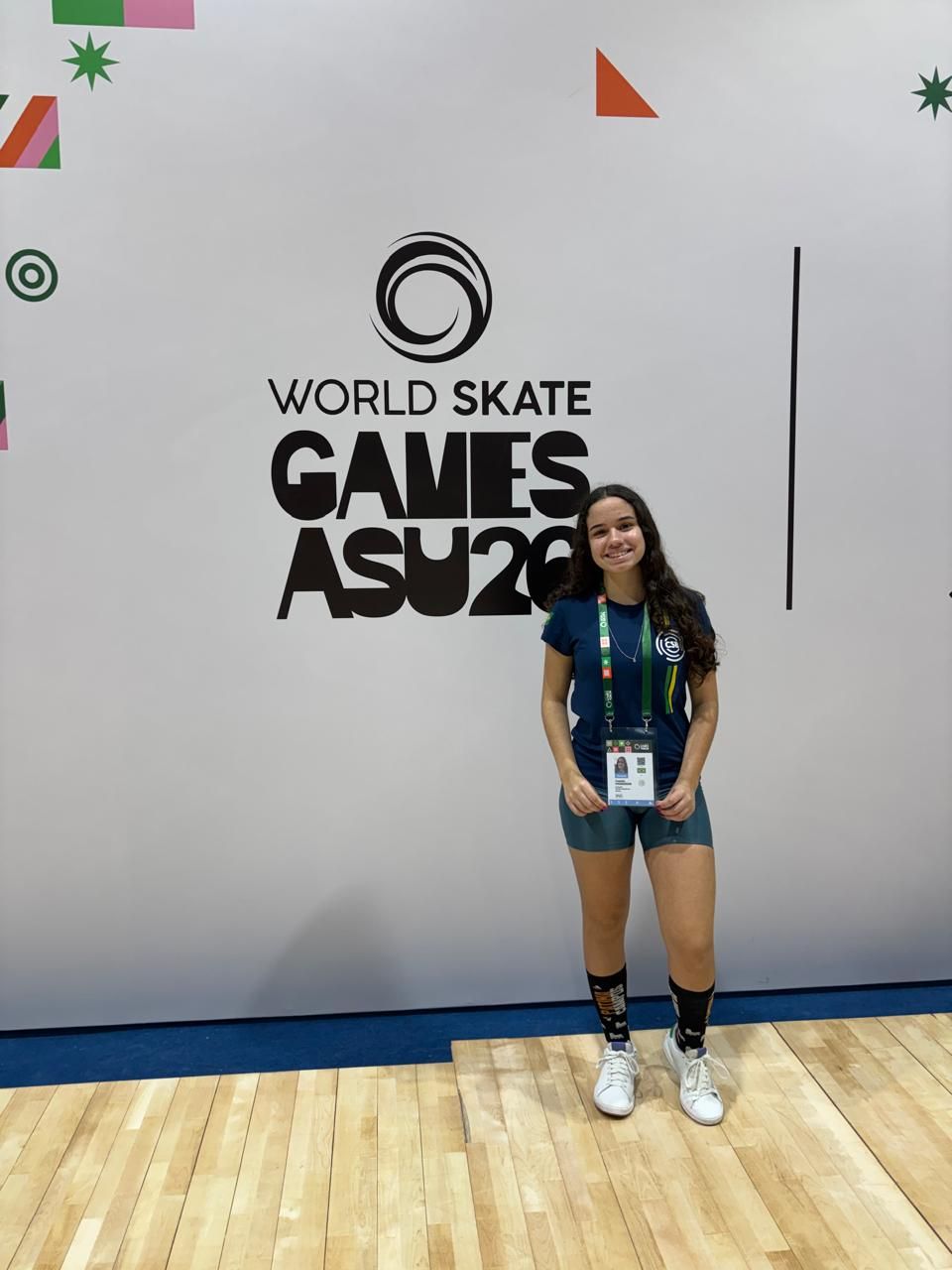 Yasmin em frente ao painel do World Skate Games Assunção 2026